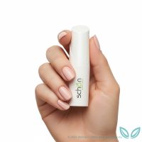 رژ لب آکوا چارمینگ در دست مدل برای نمایش اندازه واقعی