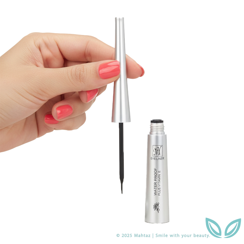 خانم در حال باز کردن خط چشم مویی ضد آب مای — برس مویی ظریف و دقیق | مهتاز