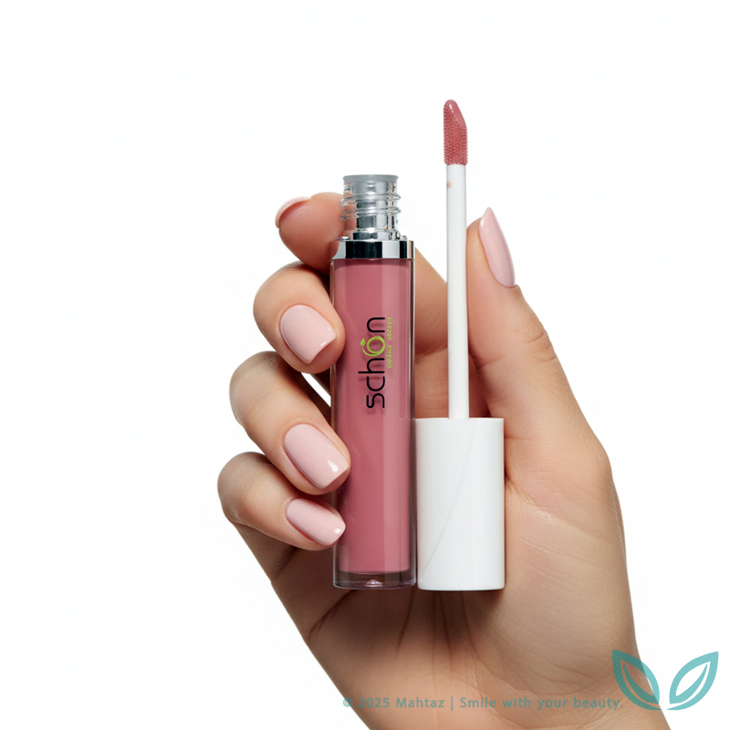 رژ لب مایع شون Amazing Shiny در دست مدل برای نمایش سایز واقعی